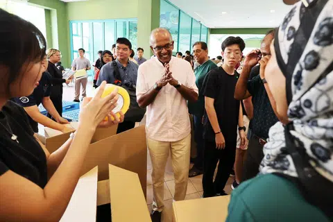 Menteri Ehwal Dalam Negeri merangkap Undang-Undang, Encik K. Shanmugam (tengah), bertemu sukarelawan yang terdiri daripada warga Singapura daripada pelbagai kaum yang giat membungkus 5,000 ‘Kidz Comfort Packs’ bagi membantu memberi sedikit keselesaan kepada kanak-kanak yang terjejas akibat perang di Gaza. 