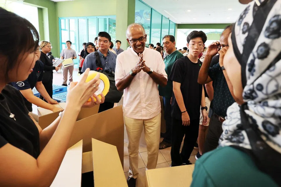 Menteri Ehwal Dalam Negeri merangkap Undang-Undang, Encik K. Shanmugam (tengah), bertemu sukarelawan yang terdiri daripada warga Singapura daripada pelbagai kaum yang giat membungkus 5,000 ‘Kidz Comfort Packs’ bagi membantu memberi sedikit keselesaan kepada kanak-kanak yang terjejas akibat perang di Gaza. 