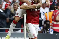 PERLU TERUS GAGAH: Barisan pemain Arsenal termasuk bintang pertahanan baru, Sead Kolasinac (depan), dan rakan midfield Granit Xhaka, digesa mengekalkan prestasi cemerlang yang konsisten demi membantu kelab London ini memburu trofi pada musim baru ini. - Foto AFP