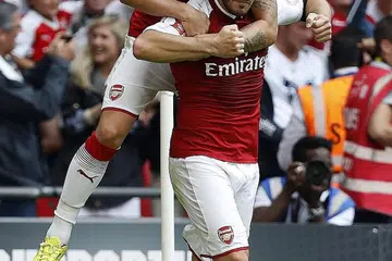 PERLU TERUS GAGAH: Barisan pemain Arsenal termasuk bintang pertahanan baru, Sead Kolasinac (depan), dan rakan midfield Granit Xhaka, digesa mengekalkan prestasi cemerlang yang konsisten demi membantu kelab London ini memburu trofi pada musim baru ini. - Foto AFP