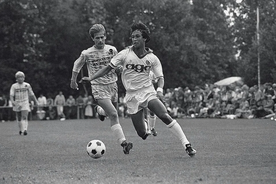 PERINTIS ASIA: (Gambar atas) Fandi Ahmad ketika beraksi untuk kelab Belanda FC Groningen pada 1983. - Foto fail ST