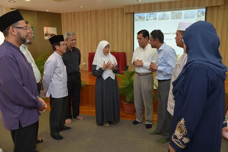 BERI AGIHAN: Ketua Eksekutif Muis, Haji Abdul Razak Maricar (empat dari kanan), berbual dengan beberapa penerima agihan wakaf di Masjid Al-Mawaddah semalam. - Foto TUKIMAN WARJI