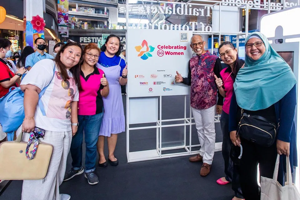 LAWAT PAMERAN: Encik Masagos Zulkifli Masagos Mohamad (tiga dari kanan) mengunjungi Pameran Raikan Wanita SG di Our Tampines Hub (OTH) pada hujung minggu lalu dan mengajak orang ramai melawat pameran itu. - FACEBOOK MASAGOS ZULKIFLI 