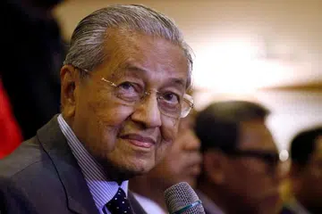 HAD UMUR UNDI DITURUN: Tun Dr Mahathir berkata kerajaan menganggarkan seramai 7.8 juta pengundi baru akan dimasukkan dalam daftar pengundi menjelang 2023.