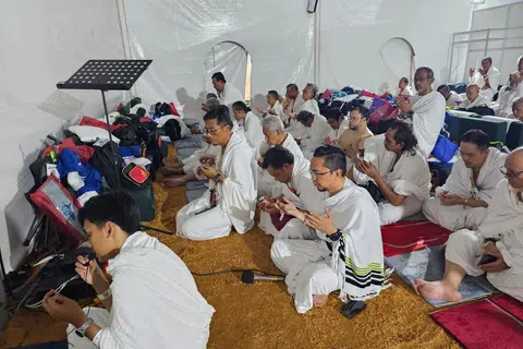 Jemaah kendalian Jalaluddin Travel & Services kelihatan berzikir di khemah di kawasan Arafah.