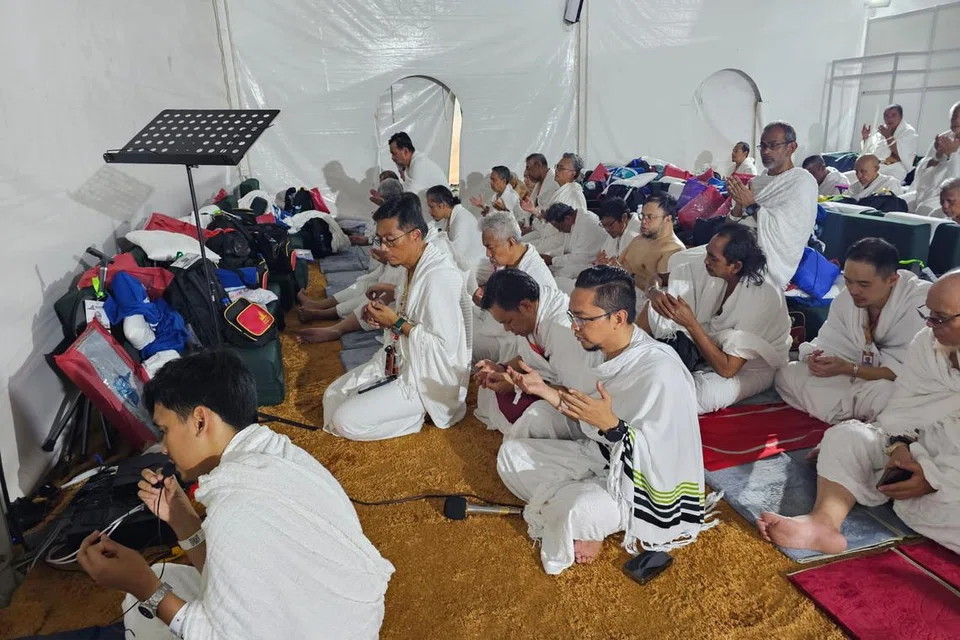 Jemaah kendalian Jalaluddin Travel & Services kelihatan berzikir di khemah di kawasan Arafah.