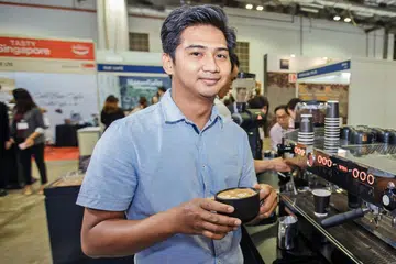 TINGKAT KERJAYA: Encik Shaezwan dapat tawaran bekerja di Singapura selepas majikan firma kafenya di Kuala Lumpur membuka cawangan di sini. - Foto BH oleh IQBAL FAIZAL
