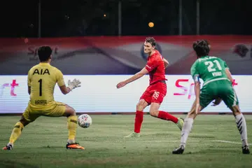 MUKA BARU: Walaupun baru menyertai Home United bulan lalu, Puflett (tengah) tidak membuang masa untuk menunjukkan bakatnya dengan menjaringkan tiga gol dalam tiga perlawanan sejauh ini. - Foto FB HOME UNITED