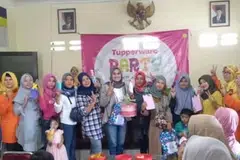 Anggota masyarakat jualan langsung Tupperware di Surabaya, menghadiri pertemuan tahunan mereka pada 2019. Acara itu bukan sekadar sesi mempromosi produk, bahkan juga menjadi wadah merayakan pencapaian anggota, memperkukuh semangat kekitaan, dan menyuntik inspirasi kepada generasi penjual baru. Dengan suasana penuh berwarna, motivasi dan semangat kekeluargaan, perjumpaan itu menjadi antara detik penting dalam sejarah Tupperware Indonesia sebelum syarikat itu menamatkan operasinya pada Januari 2025.