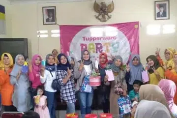 Anggota masyarakat jualan langsung Tupperware di Surabaya, menghadiri pertemuan tahunan mereka pada 2019. Acara itu bukan sekadar sesi mempromosi produk, bahkan juga menjadi wadah merayakan pencapaian anggota, memperkukuh semangat kekitaan, dan menyuntik inspirasi kepada generasi penjual baru. Dengan suasana penuh berwarna, motivasi dan semangat kekeluargaan, perjumpaan itu menjadi antara detik penting dalam sejarah Tupperware Indonesia sebelum syarikat itu menamatkan operasinya pada Januari 2025.
