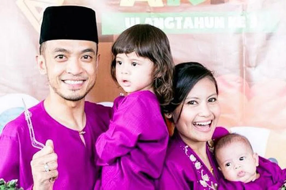 SEDANG FIKIR LANGKAH SUSULAN: Tomok dan isteri, Rahayu, mungkin membuat laporan polis apabila gambar anak sulungnya, Arrianshah Akid (dua dari kiri), dipapar di laman web lucah. - Foto ROTIKAYA