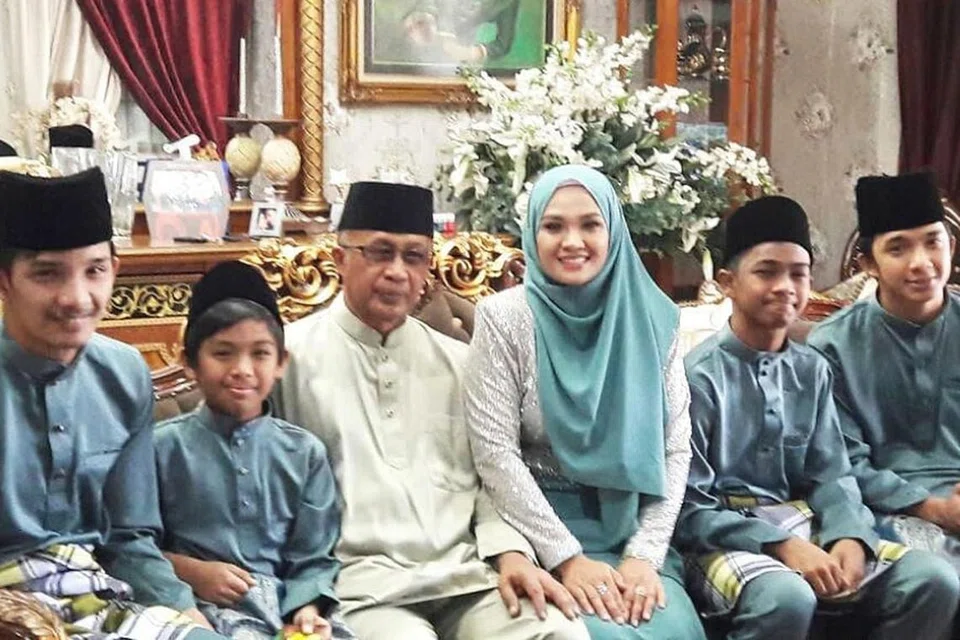 CEKAL DENGAN UJIAN: Zarina Zainuddin menganggap perkongsian tentang dua anak istimewanya, Muhammad Razil Azrai (kiri) dan Muhammad Raizal Azrai (kanan) sebagai satu unsur pendidikan buat ibu bapa lain dengan anak istimewa. Bersamanya adalah suami, Datuk Seri Dr Abdul Raihan Wan Jaafar (tiga dari kiri) dan dua anak lain, Muhammad Naim Azrai (dua dari kanan) dan Muhammad Adam Azrai (dua dari kiri). - Foto INSTAGRAM ZARINA ZAINUDDIN