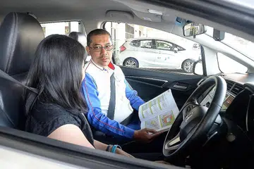 BERPENGALAMAN: Encik Alias yang telah berkhidmat sebagai instruktor memandu selama hampir tiga dekad berkata pengalaman yang diraih selama ini membantunya menyesuaikan cara mengajar memandu mengikut kebolehan pelajar. - Foto JOHARI RAHMAT