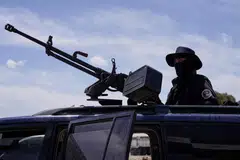 Tentera Syria dikerah untuk mengawal keadaan selepas pertempuran antara penduduk bermazhab Sunni dengan Druze di Al-Soura al-Kubra, di wilayah Sweida, pada 2 Mei.