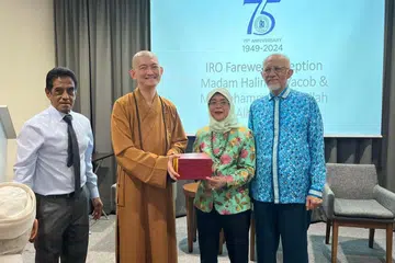 SUMBANGAN PERKUKUH PERPADUAN: (dari kiri) Presiden Pertubuhan Antara Agama (IRO), Encik Noor Marican; Setiausaha Agung Persekutuan Buddha Singapura, Venerable Shi You Guang; Puan Halimah Yacob dan Encik Mohammed Abdullah Alhabshee bergambar bersama semasa majlis penghargaan sumbangan Puan Halimah dan suaminya kepada keharmonian antara agama pada 6 Disember.
