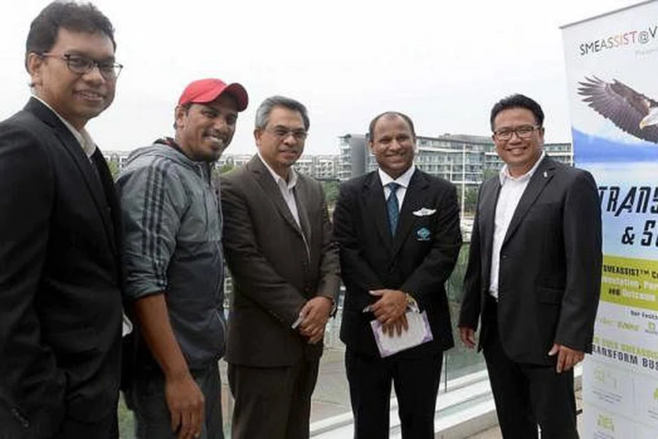 BERTUKAR PANDANGAN: (Dari kanan) Encik Muhammad Nazri Muhd bersama beberapa penceramah dalam acara anjuran Vector ScoreCard Group, CEO PropNex, Encik Ismail Gafoor; cendekiawan kewangan Islam Malaysia, Datuk Dr Daud Bakar; pemilik NowAsia, Encik Abu Ayubul Ansari; dan Encik Azhar Othman daripada Enercon Asia Pte Ltd. - Foto TAUFIK A. KADER