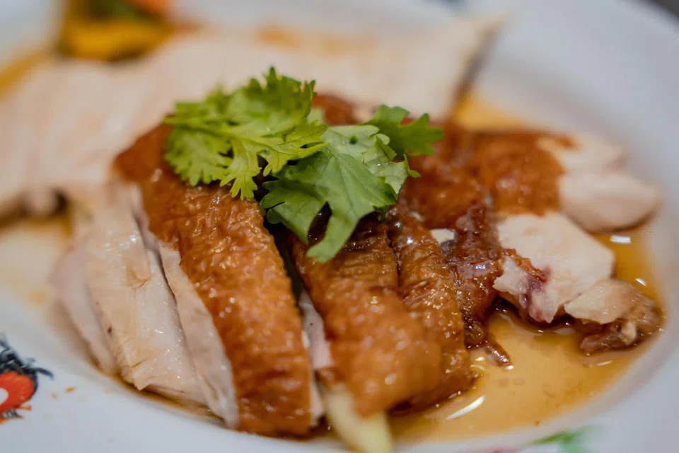Ayam panggang Evertop Family Restaurant berlemak, masin dan lembut. Sos bijannya juga sangat berperisa.