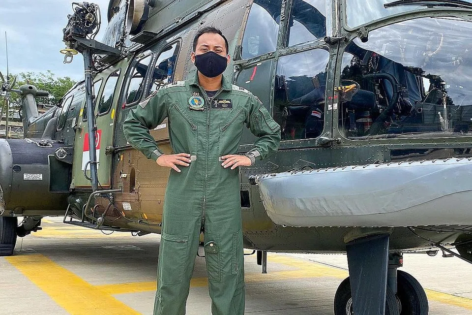 IMPIAN SEJAK KECIL: Juruterbang RSAF, Mejar Muhammad Azlan bersama helikopter Super Puma. - Foto MINDEF