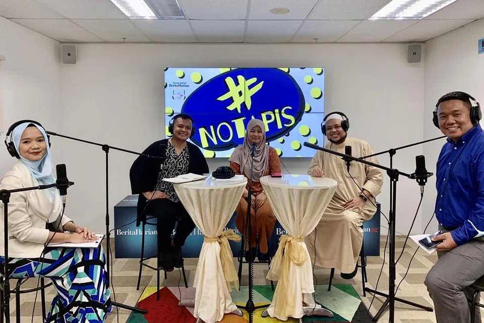 BINCANG SOAL 'MALAYNIAL': Panelis undangan bagi siri podcast #NoTapis (bermula dua dari kiri): Pereka tari, Encik Muhammad Noramin Mohamed Farid; Pengurus Kanan, Persatuan Persuratan Pemuda Pemudi Melayu (4PM), Cik Zainon Haron; dan, Ketua Pegawai Eksekutif (CEO) Forum Belia Islam (MYF), Ustaz Muhammad Zahid Mohd Zin; bersama-sama wartawan Shahidah Sarhid (kiri) dan Chairul Fahmy Hussaini (paling kanan), menghoskan sesi perbincangan tentang aspirasi, cabaran dan harapan generasi muda hari ini. - Foto BM oleh SITI AISYAH NORDIN
