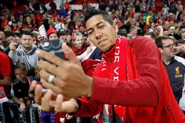 HARGAI PENYOKONG: Penyerang pasukan Liverpool, Roberto Firmino, berswafoto di akhir perlawanan yang menyaksikan The Kop menundukkan kelab Italy, Torino, 3-1 di Anfield. - Foto REUTERS