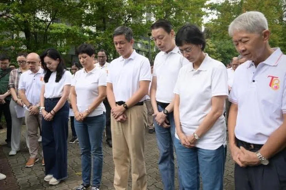 (Dari kanan) mantan AP GRC Tanjong Pagar, Encik Koo Tsai Kee bersama Anggota Parlimen (AP) GRC Tanjong Pagar, Cik Joan Pereira, Encik Melvin Yong, Encik Chan Chun Sing, Cik Indranee Rajah dan  AP GRC West Coast, Cik Rachel Ong, bertafakur seminit di upacara memperingati ulang tahun ke-10 pemergian mendiang Lee Kuan Yew di Taman Duxton Plain pada 22 Mac.