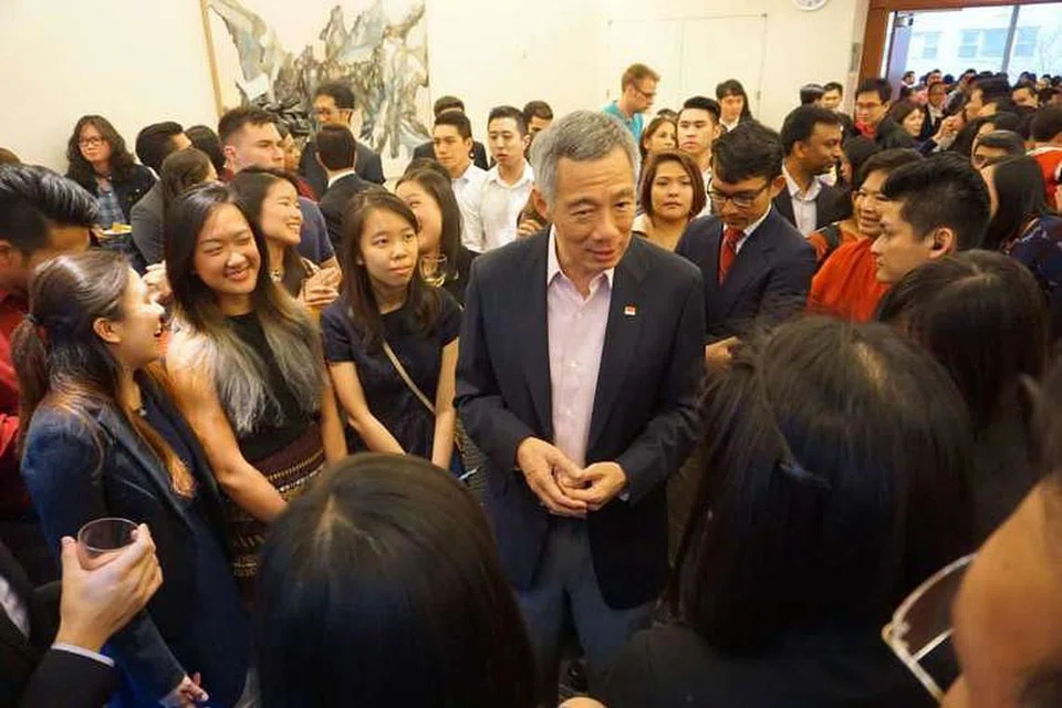 Encik Lee Hsien Loong berbual dan mengambil gambar bersama warga Singapura dalam sebuah majlis di New York bagi rakyat Singapura yang tinggal di Amerika Syarikat, pada Ahad (27 Mac).