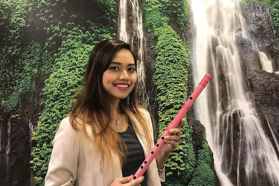 KEMAHIRAN TIUP SERULING DAYA PENARIK: Nurul Fatin Mohammad Yusoff, yang lebih dikenali sebagai Fatinn SerulingLady dalam persada seni tempatan, ingin menyerlahkan lagi keunikannya sebagai pemuzik instrumental, di samping mencipta lagu, menulis lirik dan menyanyi. Beliau ditemui di pejabat Berita Harian, SPH News Centre, Toa Payoh North, baru-baru ini. - Foto BH oleh HARYANI ISMAIL