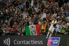 SEMARAK SOKONGAN: Penyerang handalan Portugal, Cristiano Ronaldo, melonjak kegembiraan yang disambut dengan 'Sorakan Kallang' selepas menjaringkan gol bagi pasukannya, Juventus, yang bersaing di Liga 'Serie A' Itali, semasa pertembungan dengan pasukan dari Liga Perdana England, Tottenham Hotspur, dalam kejohanan Piala Juara-Juara Antarabangsa di Stadium Nasional pada 21 Julai lalu. - Foto BH oleh MARK CHEONG