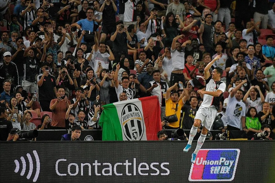 SEMARAK SOKONGAN: Penyerang handalan Portugal, Cristiano Ronaldo, melonjak kegembiraan yang disambut dengan 'Sorakan Kallang' selepas menjaringkan gol bagi pasukannya, Juventus, yang bersaing di Liga 'Serie A' Itali, semasa pertembungan dengan pasukan dari Liga Perdana England, Tottenham Hotspur, dalam kejohanan Piala Juara-Juara Antarabangsa di Stadium Nasional pada 21 Julai lalu. - Foto BH oleh MARK CHEONG
