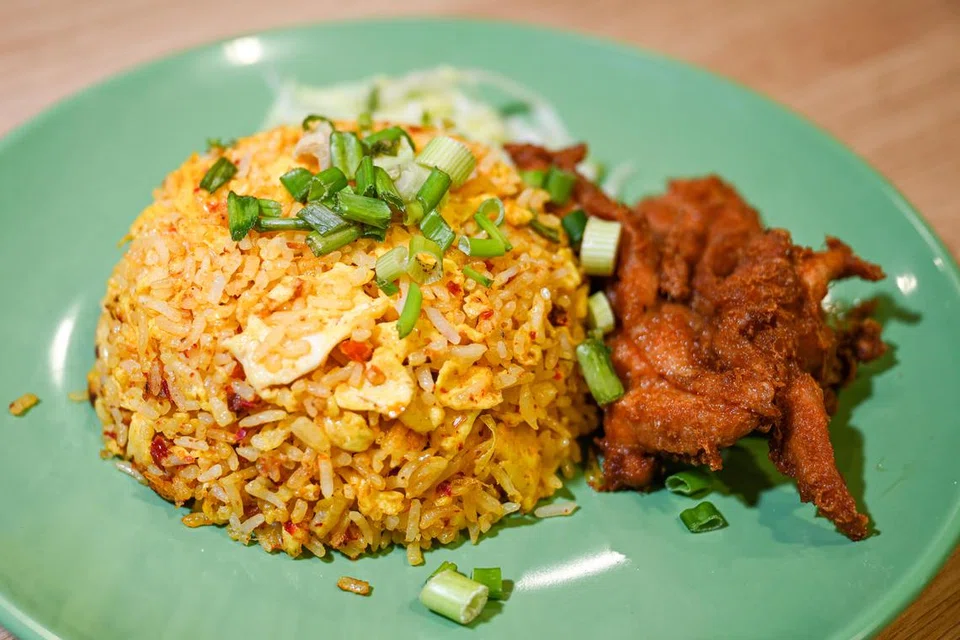 Salted Chicken Sambal Fried Rice mempunyai rasa pedas yang sederhana dan seimbang berharga $5.50. 