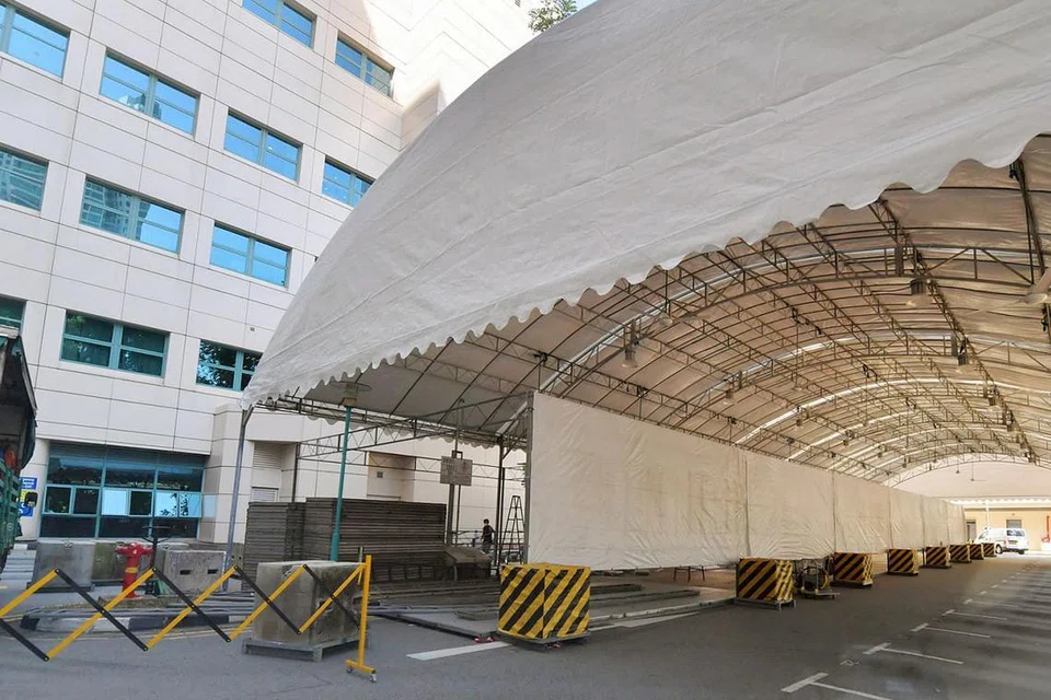 TEMPAT SEMENTARA: Hospital Tan Tock Seng telah mendirikan sebuah kawasan sementara yang terletak berdekatan jabatan kecemasan hospital tersebut. - Foto BH oleh ALPHONSUS CHERN