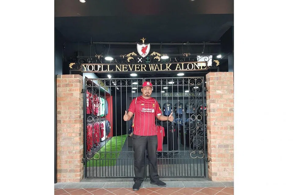 Muhammad Razif Roslan, 38 tahun, kakitangan firma keselamatan. Beliau telah menyokong Liverpool sejak berusia 14 tahun.- Foto ihsan MUHAMMAD RAZIF 