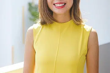 BERUSAHA JAMIN KESEJAHTERAAN RAKYAT: Cik Ng Ling Ling, 48 tahun, telah berumahtangga dan punya seorang anak, memberikan tumpuan dalam perkhidmatan masyarakat dan penjagaan kesihatan dalam masyarakat. - Foto PAP