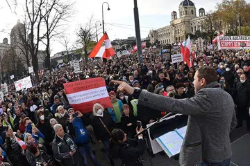 LAKUKAN BANTAHAN: Sebilangan penduduk Austria mengadakan bantahan terhadap langkah pemerintah mengenakan sekatan pergerakan ketat dan mewajibkan inokulasi, walaupun langkah itu bertujuan memerangi penularan Covid-19. - Foto AFP