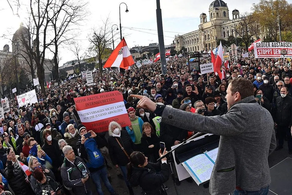 LAKUKAN BANTAHAN: Sebilangan penduduk Austria mengadakan bantahan terhadap langkah pemerintah mengenakan sekatan pergerakan ketat dan mewajibkan inokulasi, walaupun langkah itu bertujuan memerangi penularan Covid-19. - Foto AFP