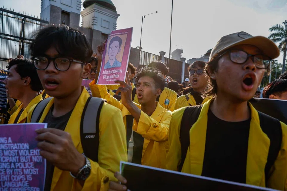 Para pelajar memegang gambar Encik Affan Kurniawan, yang terbunuh akibat digilis kenderaan polis dalam bantahan pada 4 September. Pekerja penghantaran merancang mengadakan lebih banyak protes berskala lebih besar.