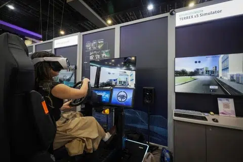 Pengunjung boleh merasai pengalaman memandu kenderaan pejuang infantri berperisai Terrex S5 di gerai ST Engineering.