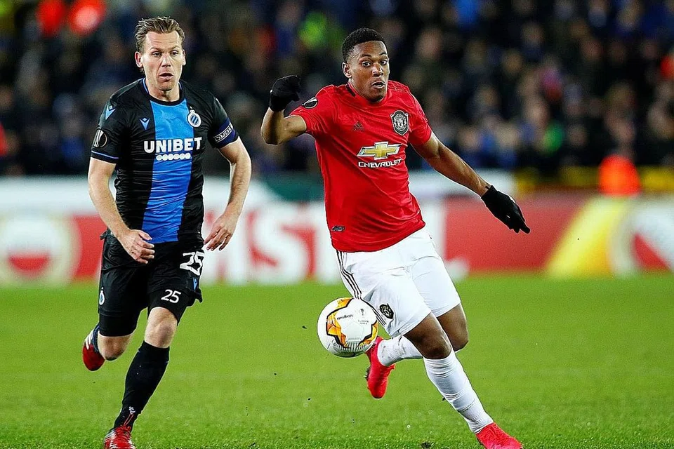 WIRA PASUKAN: Martial cuba melepasi pemain Brugge, Ruud Vormer semasa perlawanan Liga Eropah di Stadium Jan Breydel, Bruges, Belgium. - Foto REUTERS