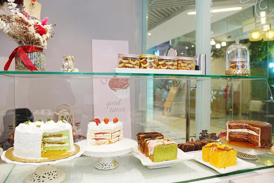 Sebahagian daripada kek yang disiapkan oleh Encik Katman dijual di kedainya di Wonderland Sweetscape, City Gate Mall, di 371 Beach Road. Ia buka secara rasmi pada 2022. 