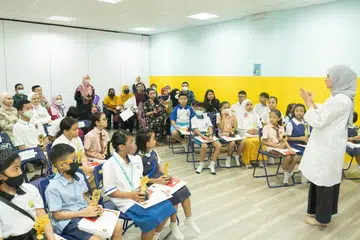 ASAH BAKAT BERCERITA DAN BERPIDATO: Upacara penyampaian anugerah peraduan bercerita dan berpidato anjuran Pusat Bahasa Nusa diadakan di pusat tuisyen Edufront Learning Centre di Tampines pada 15 Oktober lalu. - Foto PUSAT BAHASA NUSA 