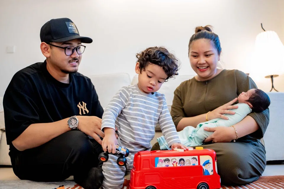 Encik Wahyudi dan Cik Ira meluangkan masa keluarga dengan anak sulung mereka, Ian Warjuna, serta anak kedua, Izy Windrawan.