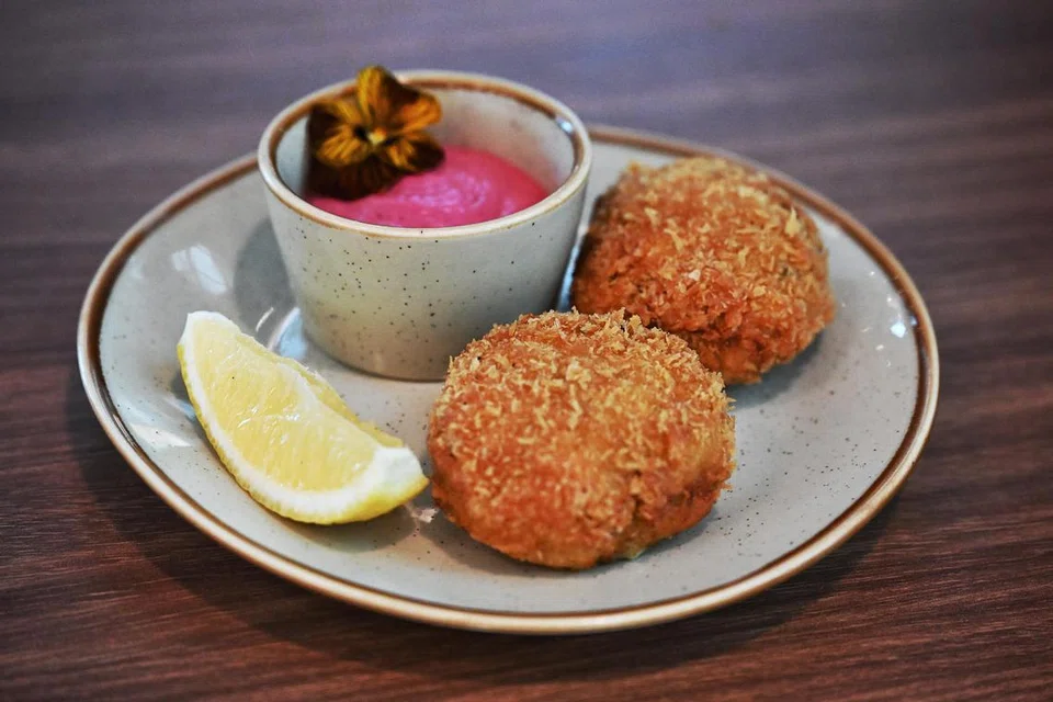 Homemade Crabcake, ketam yang disalut serbuk roti dan digoreng. Dihidangkan bersama Beet Tartar Dip. Hidangan ini berharga $14.80.