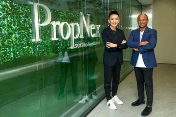 PROSES PERUBAHAN: Encik Ismail Gafoor (kanan) kekal sebagai Pengerusi Eksekutif dan Ketua Pegawai Eksekutif (CEO) PropNex sementara Encik Kelvin Fong, yang kini Pengarah Eksekutif dan ahli Lembaga Pengarah PropNex, dinaikkan pangkat sebagai Timbalan CEO.