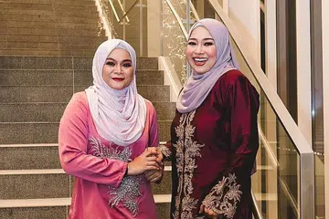 PERSAHABATAN TERJALIN: (Dari kiri) Nana Karia dan Sarah Aqilah lebih akrab dan banyak berkongsi ilmu seni dan asam garam kehidupan apabila masing-masing kini lebih matang dan bergelar isteri, berbanding tempoh muda belia dahulu. - Foto BH oleh KHIDHIR ASYRAF MAHBOB