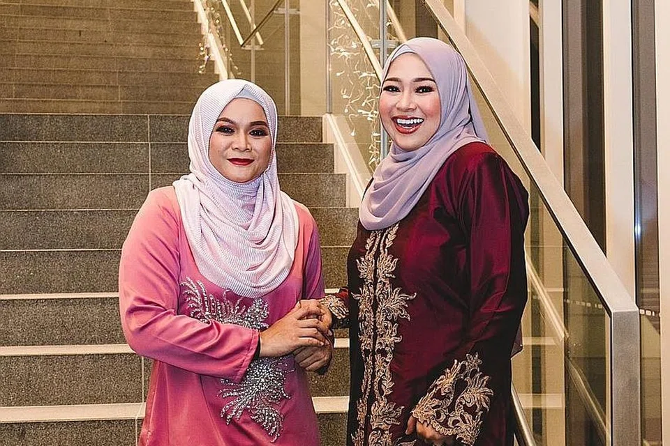 PERSAHABATAN TERJALIN: (Dari kiri) Nana Karia dan Sarah Aqilah lebih akrab dan banyak berkongsi ilmu seni dan asam garam kehidupan apabila masing-masing kini lebih matang dan bergelar isteri, berbanding tempoh muda belia dahulu. - Foto BH oleh KHIDHIR ASYRAF MAHBOB