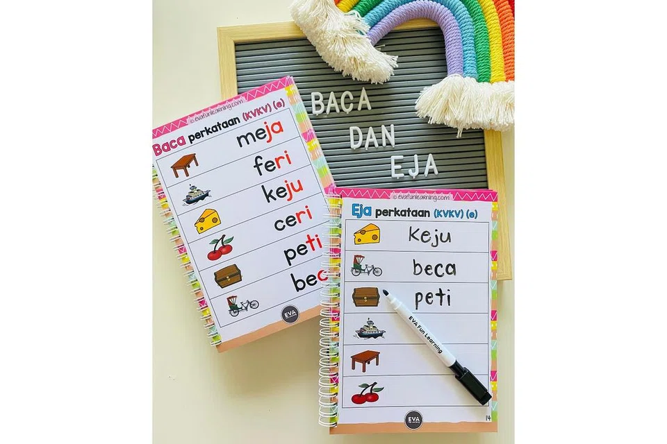 BERUSAHA: Cik Nurulshahidah Kamaruddin tidak setakat mengeluh ketiadaan bahan bacaan dalam bahasa Melayu. Sebaliknya, beliau mengasaskan perniagaan dari rumah EVA Fun Learning (EFL) untuk menghasilkan bahan pembelajaran bahasa Melayu di rumah bagi kanak-kanak kecil dan murid prasekolah, termasuk buku 'Buku Baca & Eja Suku Kata'. - Foto ihsan NURULSHAHIDAH KAMARUDDIN