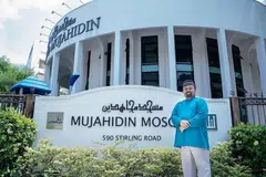 CONTOHI SIFAT NABI: Imam Eksekutif Masjid Mujahidin, Ustaz Husin Adam (atas), mengendalikan kelas fardu ain khusus buat golongan warga emas di Masjid Mujahidin. - Foto MASJID MUJAHIDIN