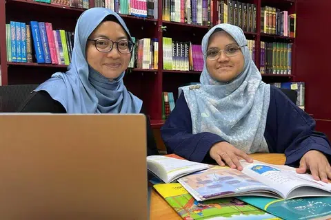 Pengurus di Jabatan Penyelidikan dan Pembangunan Darul Andalus, Cik Raudha Abdullah (kiri), dan Pengarah Eksekutif Darul Andalus, yang juga ahli Pasukan Petugas Transformasi Digital (DTT) Darul Andalus, Cik Khaafizah Md Hanif, memastikan kandungan buku teks, buku kerja dan wadah dalam talian e-pendidikan yang dihasilkan Darul Andalus sesuai dengan pelajar Singapura yang mengikuti kelas agama secara sambilan di pusat pengajian Islam Andalus dan Cordova.