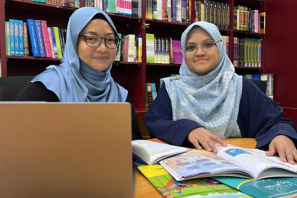 Pengurus di Jabatan Penyelidikan dan Pembangunan Darul Andalus, Cik Raudha Abdullah (kiri), dan Pengarah Eksekutif Darul Andalus, yang juga ahli Pasukan Petugas Transformasi Digital (DTT) Darul Andalus, Cik Khaafizah Md Hanif, memastikan kandungan buku teks, buku kerja dan wadah dalam talian e-pendidikan yang dihasilkan Darul Andalus sesuai dengan pelajar Singapura yang mengikuti kelas agama secara sambilan di pusat pengajian Islam Andalus dan Cordova.