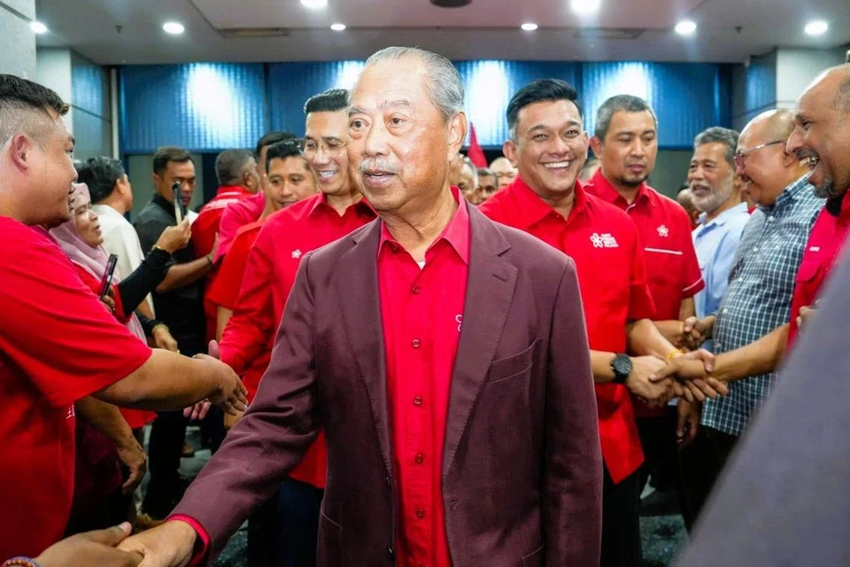 Presiden Parti Pribumi Bersatu Malaysia (Bersatu), Tan Sri Muhyiddin Yassin (tengah).